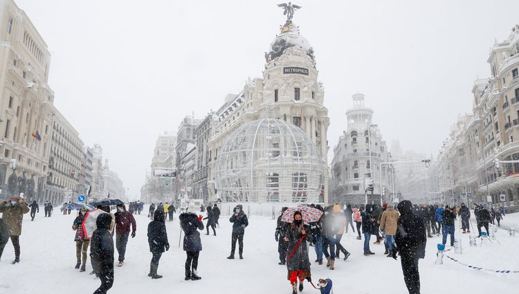 La esquina de Gran Vía y Alcalá cubierta de nieve tras la gran nevada de Madrid 2021 provocada por Filomena