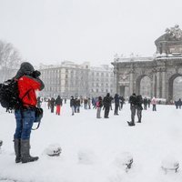 La Puerta de Alcalá cubierta de nieve tras la gran nevada de Madrid 2021 provocada por Filomena