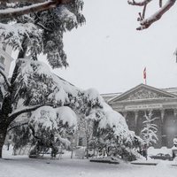 El Congreso cubierto de nieve tras la gran nevada de Madrid de 2021 provocada por Filomena