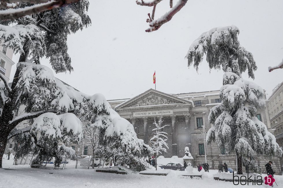El Congreso cubierto de nieve tras la gran nevada de Madrid de 2021 provocada por Filomena