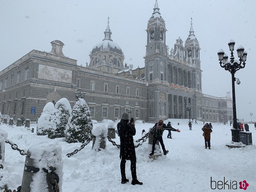 La Almudena cubierta de nieve tras la gran nevada de Madrid 2021 provocada por Filomena