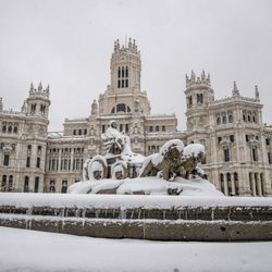 La Cibeles cubierta de nieve tras la gran nevada de Madrid de 2021 provocada por Filomena