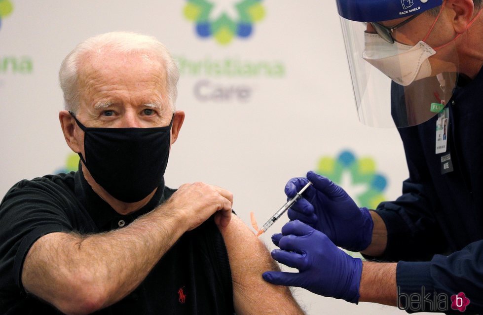 Joe Biden recibiendo la segunda dosis de la vacuna del coronavirus