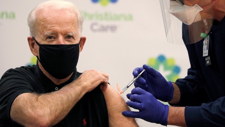 Joe Biden recibiendo la segunda dosis de la vacuna del coronavirus