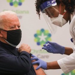 Joe Biden recibiendo la primera dosis de la vacuna del coronavirus