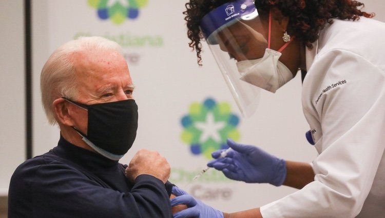 Joe Biden recibiendo la primera dosis de la vacuna del coronavirus