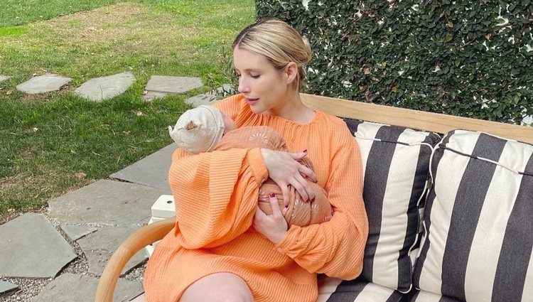 Emma Roberts con su hijo Rhodes en brazos dos semanas después de su nacimiento