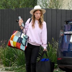 Olivia Wilde saliendo de su casa de Los Angeles con algunas de sus pertenencias