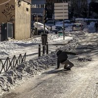 Un hombre se resbala por la helada tras la gran nevada de Madrid de enero de 2021 provocada por Filomena
