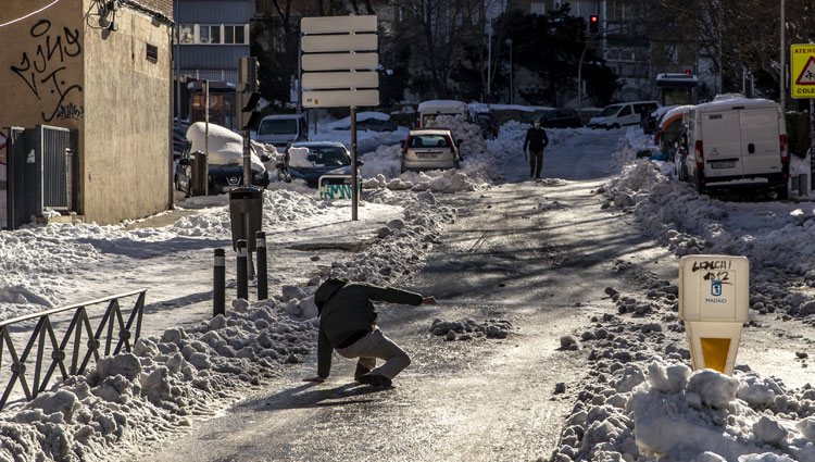 Un hombre se resbala por la helada tras la gran nevada de Madrid de enero de 2021 provocada por Filomena