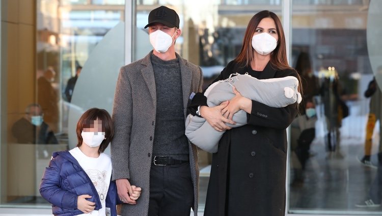 Guti y Romina Belluscio presentan a su segundo hijo en su salida del hospital
