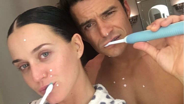 Katy Perry y Orlando Bloom lavándose los dientes