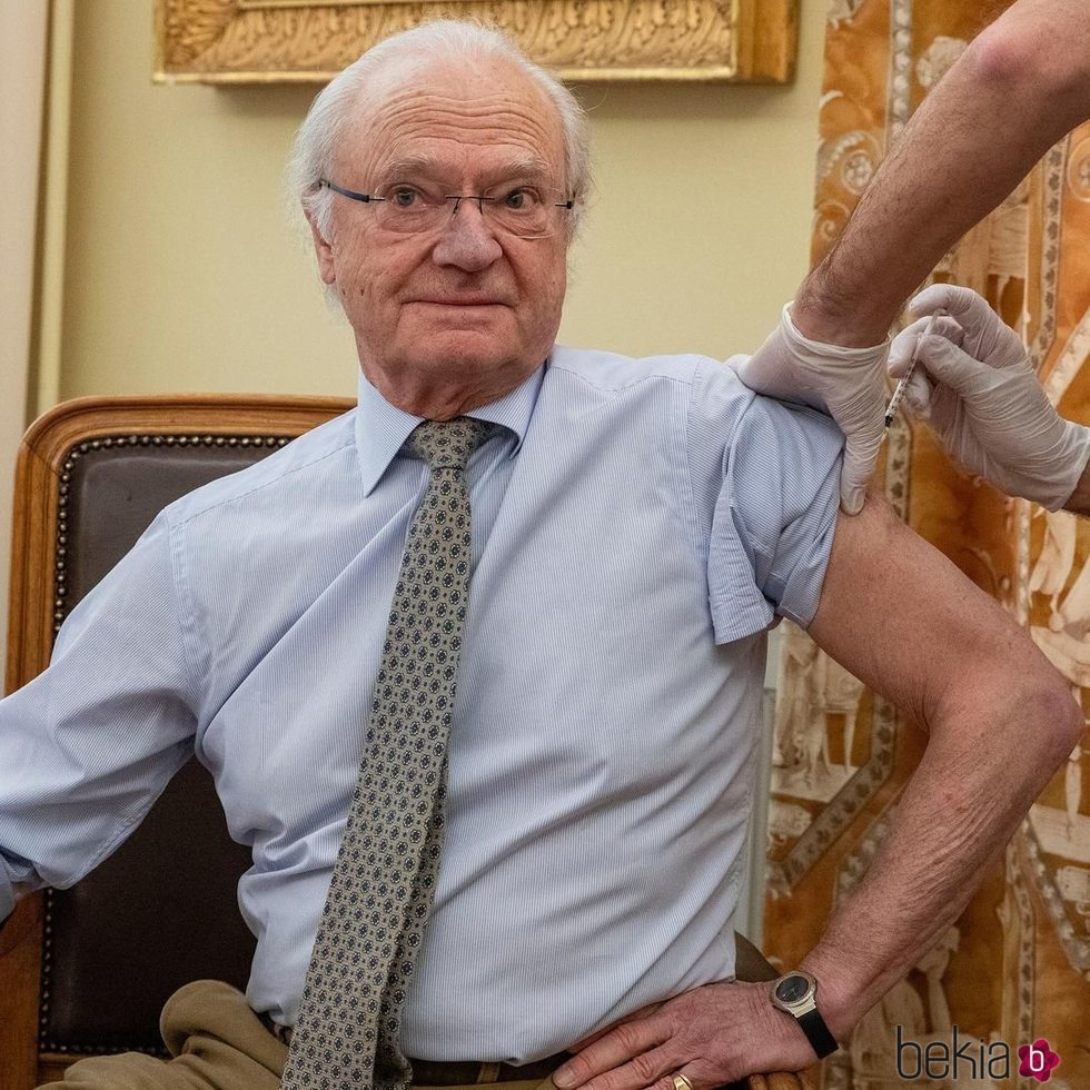 El Rey Carlos Gustavo de Suecia recibiendo la primera dosis de la vacuna contra el coronavirus
