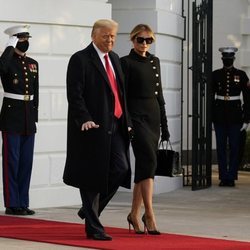 Donald y Melania Trump saliendo por última vez de la Casa Blanca