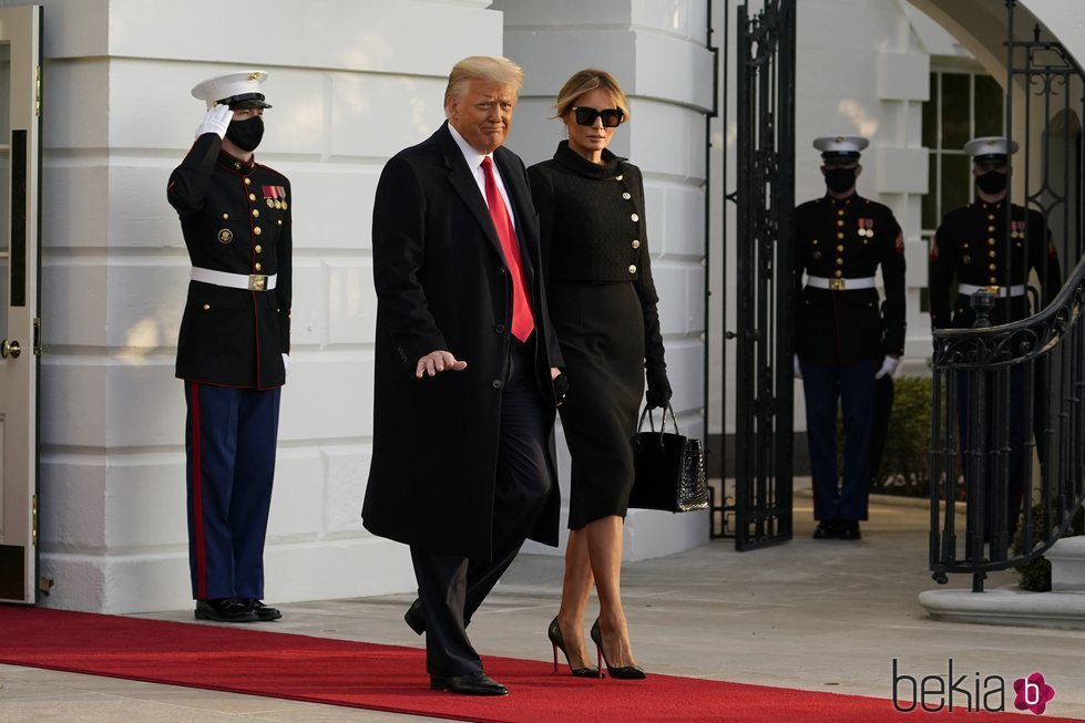 Donald y Melania Trump saliendo por última vez de la Casa Blanca