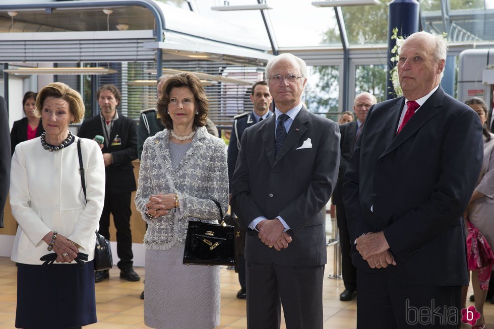 Carlos Gustavo y Silvia de Suecia con Harald y Sonia de Noruega en Harstad