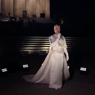 Katy Perry, actuando en la toma de posesión de Joe Biden entre fuegos artificiales