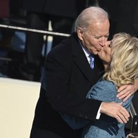 Joe Biden, besando a su mujer Jill Biden tras convertirse en el 46º Presidente de Estados Unidos