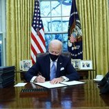 Joe Biden ocupa el despacho oval y firma nuevos decretos