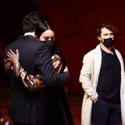 Mario Casas y Milena Smit abrazándose en los Premios Días de Cine 2021