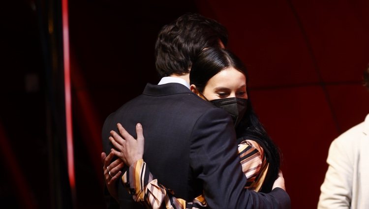 Mario Casas y Milena Smit abrazándose en los Premios Días de Cine 2021