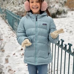 Athena de Dinamarca posando en la nieve por su noveno cumpleaños