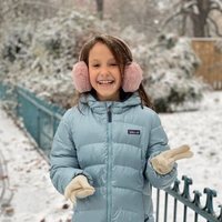 Athena de Dinamarca posando en la nieve por su noveno cumpleaños