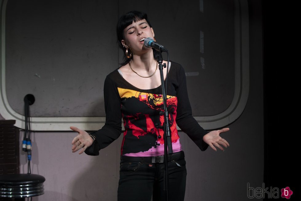 Dora Postigo cantando en un concierto en Templo Club