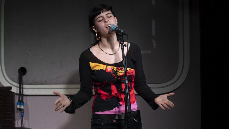 Dora Postigo cantando en un concierto en Templo Club