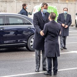 El Rey Felipe da el pésame a Emiliano García-Page por la muerte de su madre