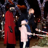 Charlene de Mónaco observa a Alberto de Mónaco y a sus hijos Jacques y Gabriella de Mónaco en la quema de la barca de Santa Devota 2021