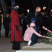 Alberto y Charlene de Mónaco y sus hijos Jacques y Gabriella de Mónaco en la quema de la barca en Santa Devota 2021