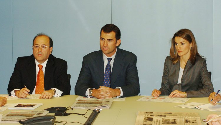 Los Reyes Felipe y Letizia con José Antich en su visita a La Vanguardia cuando eran Príncipes de Asturias