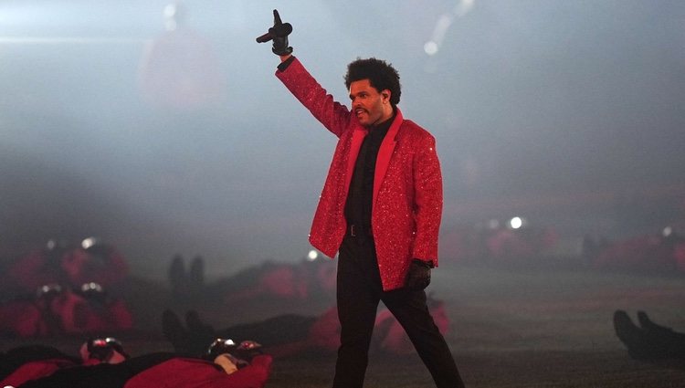The Weeknd en su actuación durante la Super Bowl 2021