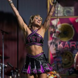 Miley Cyrus en su actuación durante la Super Bowl 2021
