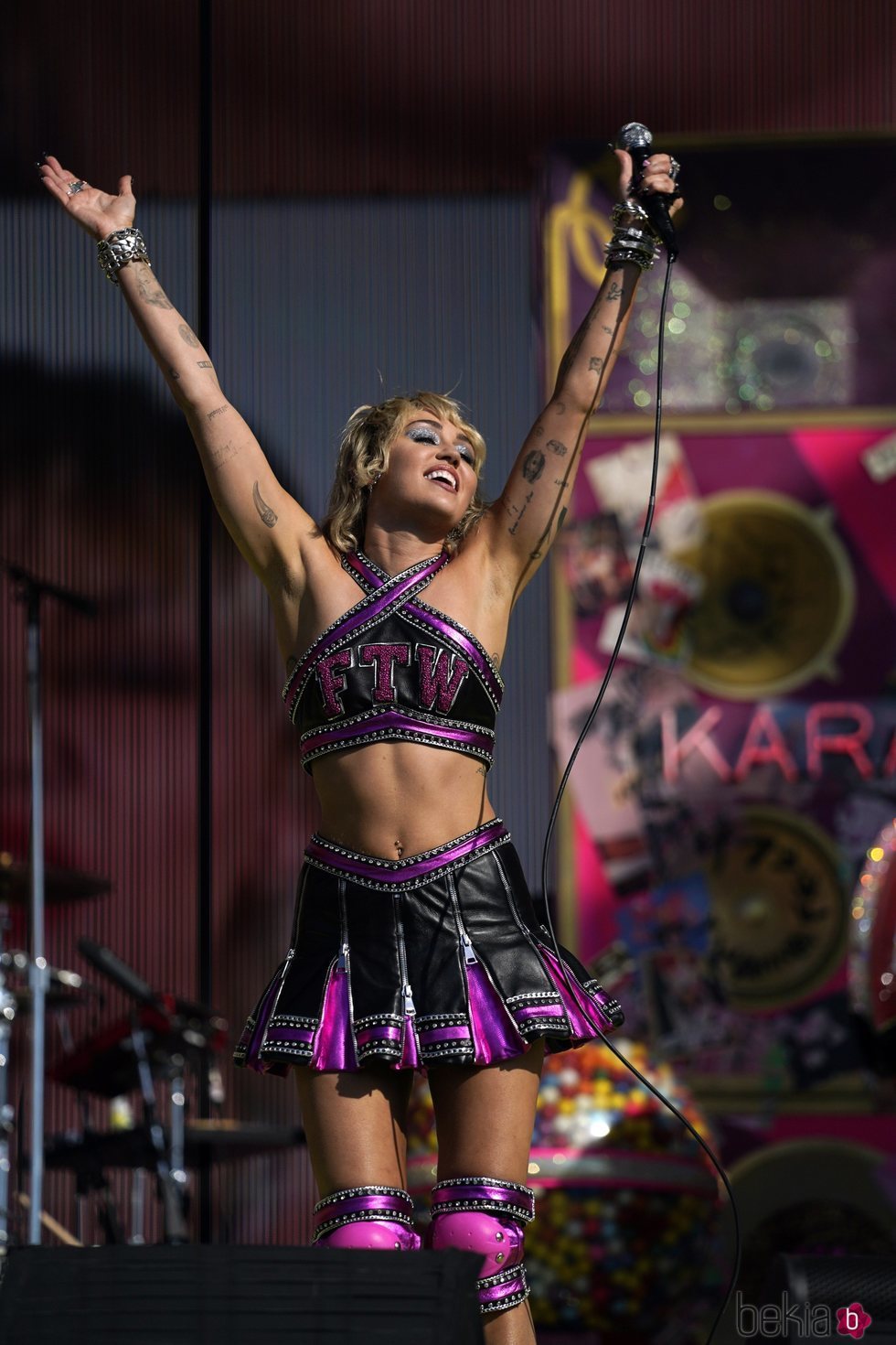 Miley Cyrus en su actuación durante la Super Bowl 2021