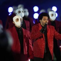 The Weeknd, rodeado de sus bailarines en la Super Bowl 2021