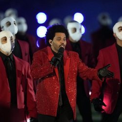 The Weeknd, rodeado de sus bailarines en la Super Bowl 2021