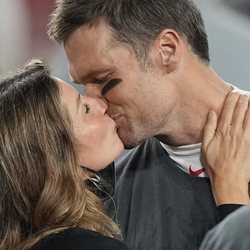 Tom Brady y Gisele Bündchen besándose en la Super Bowl 2021