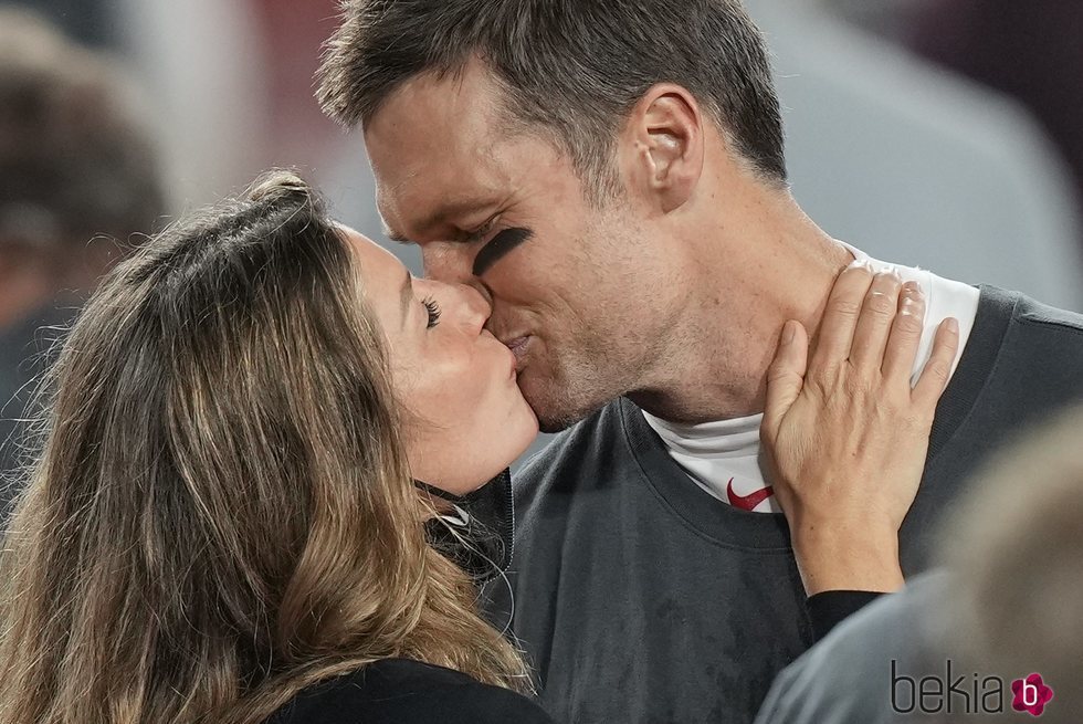 Tom Brady y Gisele Bündchen besándose en la Super Bowl 2021