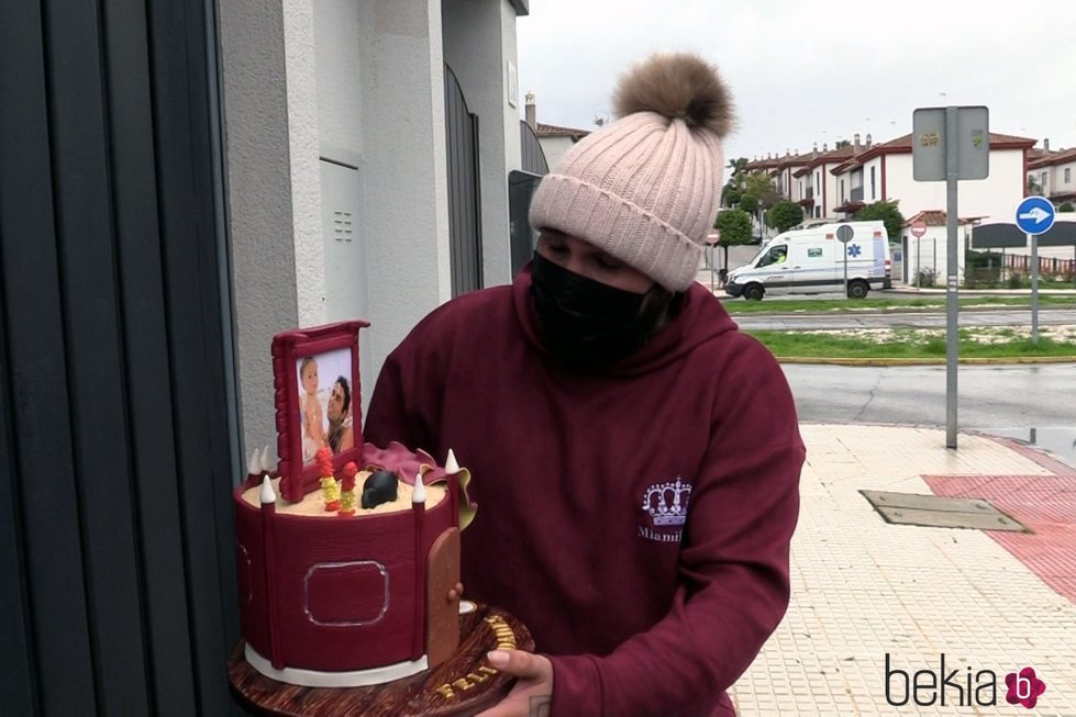 Kiko Rivera sostiene una original tarta por su cumpleaños