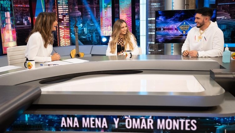 Nuria Roca entrevistando a Ana Mena y Omar Montes en 'El Hormiguero'