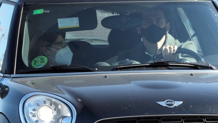 Iker Casillas con su suegra saliendo del hospital en el que está ingresada Sara Carbonero