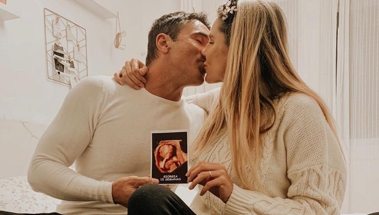 Hugo Sierra e Ivana Icardi anunciando que esperan su primer hijo