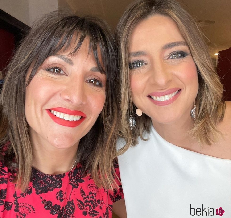 Sandra Barneda y Nagore Robles sonrientes en la Nochevieja de 2020