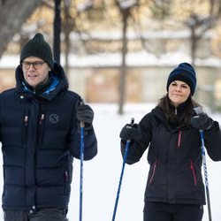 Los Príncipes Victoria y Daniel de Suecia dando un paseo por la nieve