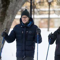 Los Príncipes Victoria y Daniel de Suecia dando un paseo por la nieve