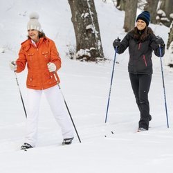 La Reina Silvia de Suecia y la Princesa Victoria de Suecia dando un paseo por la nieve