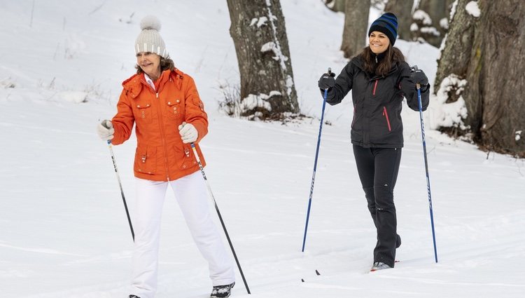 La Reina Silvia de Suecia y la Princesa Victoria de Suecia dando un paseo por la nieve