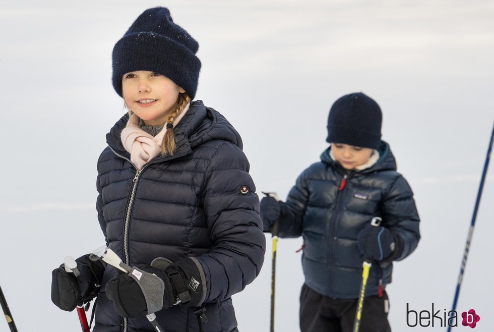 Los Príncipes Estela y Oscar de Suecia dando un paseo por la nieve